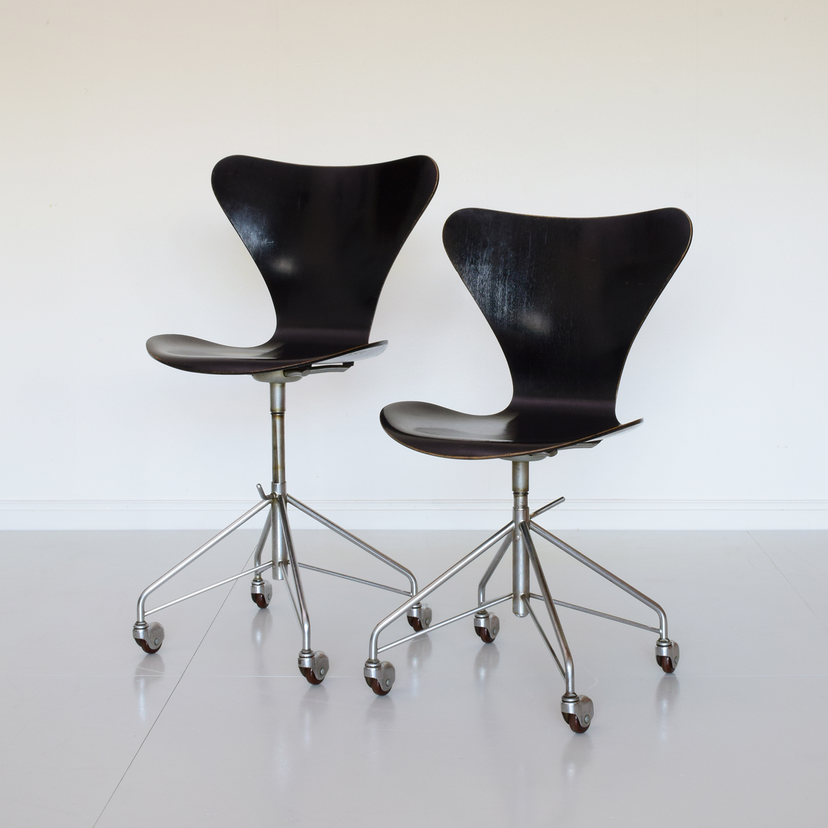 Arne Jacobsen, Model 3117 Desik Chairs, 1955